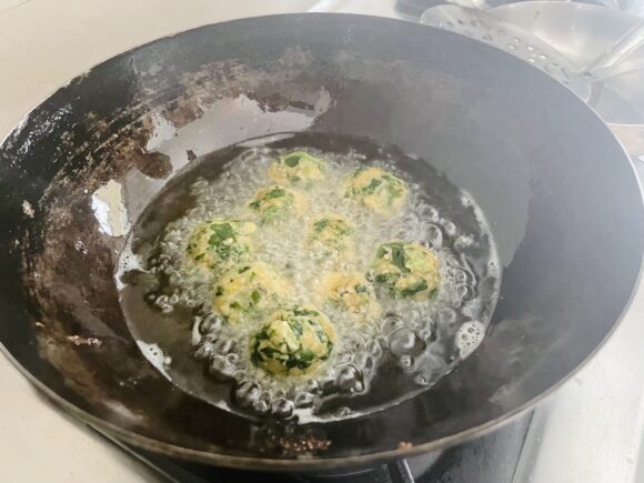 deep fry all balls (muthiya) till it becomes golden brown in colour.