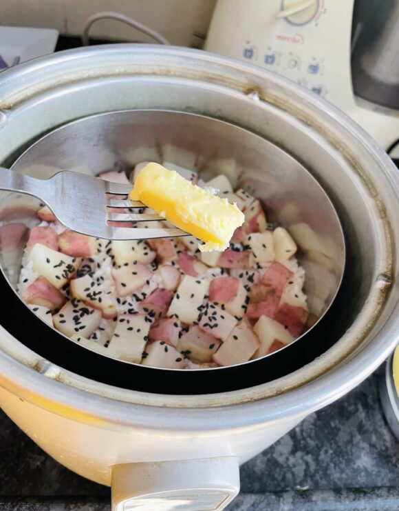 Add butter and roasted sesame seed in hot cooked rice