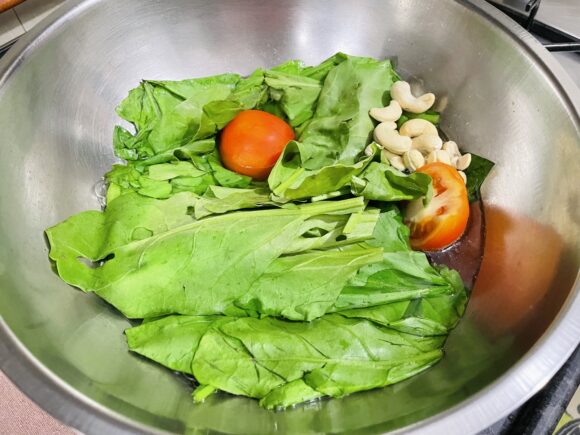 Blanch spinach, tomato and 10 no. of cashew nuts