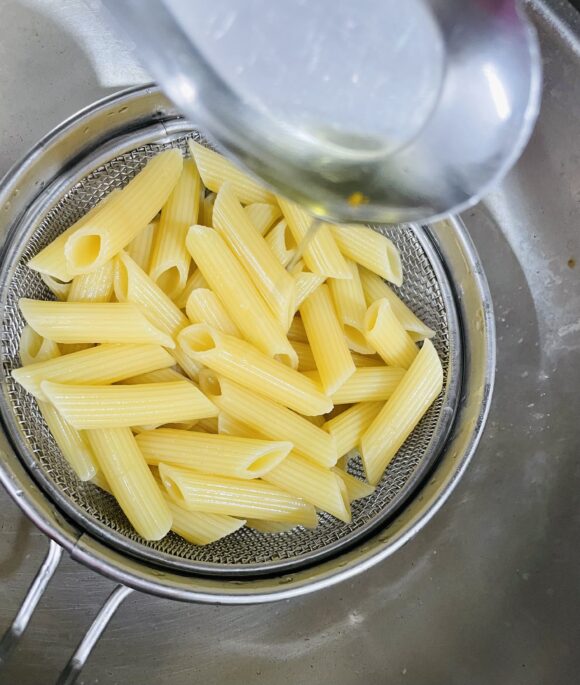 add 1 teaspoon of oil on pasta