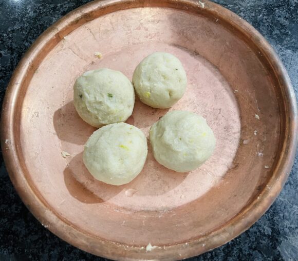 Pull the edge of dough to wrap the stuffing 