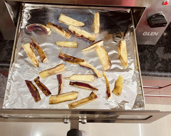 Transfer the prepared sweet potatoes into preheated grill tray