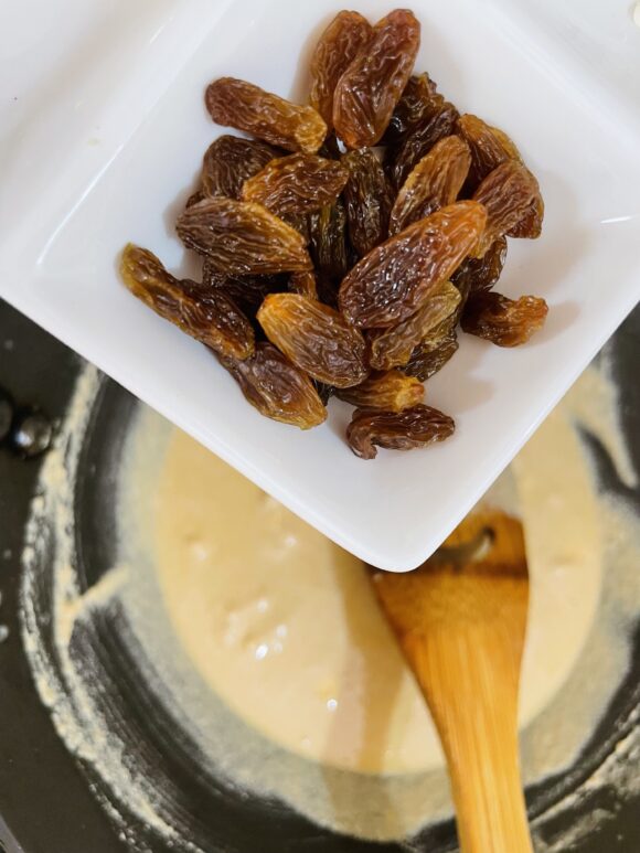 add raisin, continue to fry for a minute. 