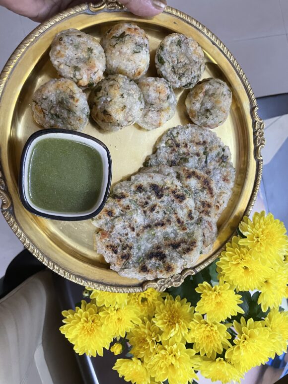 Serve this Thalipeeth along with Green Chutney